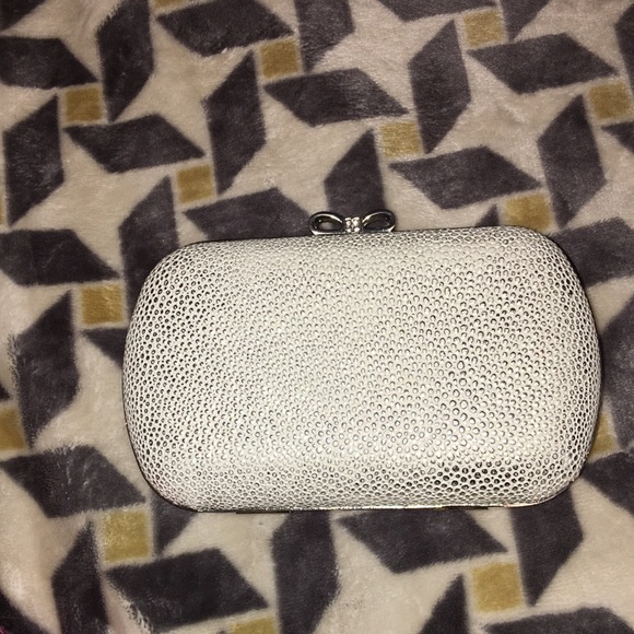 Claire’s clutch - Picture 2 of 5